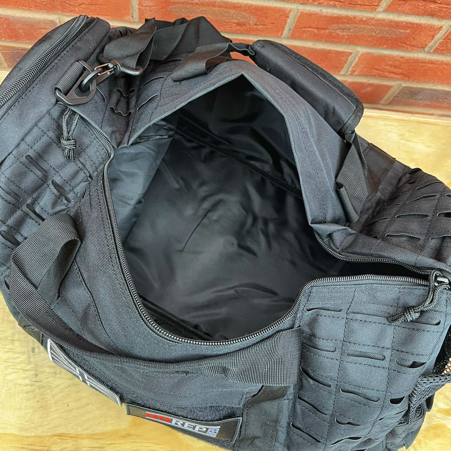 Duffel bag, internal bag storage
